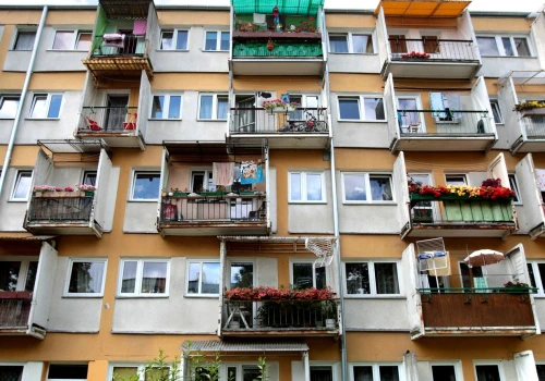 Polacy masowo robią to na balkonach. Wystarczy jedna skarga sąsiada i mandat 500 zł gotowy