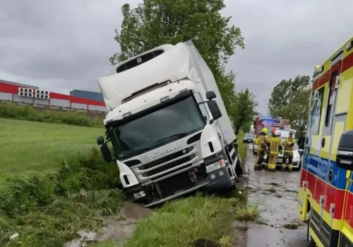 Pijany kierowca Scanii w rowie pod Siedlcami