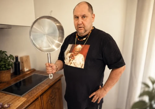 Wini kupił nową patelnię i prosi widzów o porady