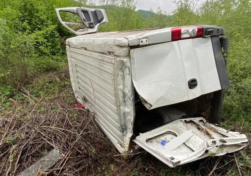 Groźne dachowanie na Sądecczyźnie. Auto wypadło z drogi, na miejscu duże utrudnienia