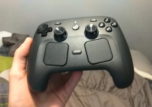 Steam Controller „krzyczy”, gdy go upuścisz. Valve ukryło filmowy żart, który znają wszyscy