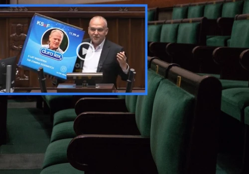 Prezerwatywy jako rekwizyt. Sejmowe show z Tuskiem na opakowaniu