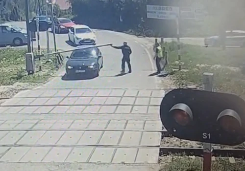 Rogatka opadła na dach auta. Sekundy od tragedii na przejeździe kolejowym pod Krakowem (Video)