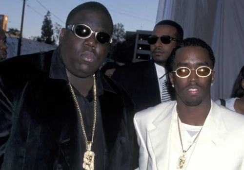 Oskarżyciel Diddy’ego wraca do szokujących zarzutów. W tle zbezczeszczona koszulka Biggiego