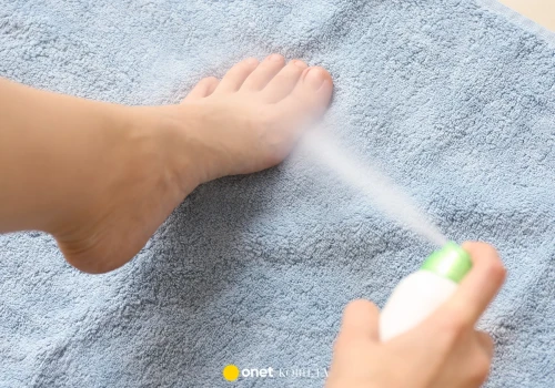 Ten spray przeciwgrzybiczny do stóp zmniejsza swędzenie i odkaża. Hit na lato