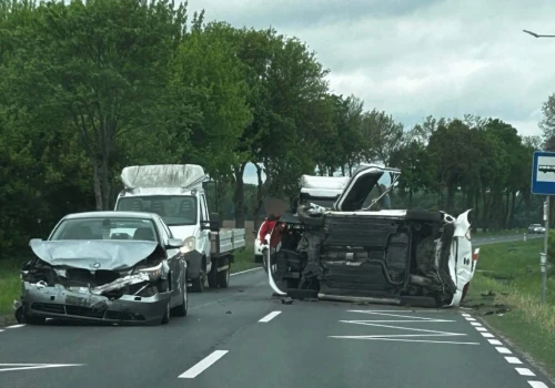 Zderzenie Kii z BMW podczas wyprzedzania. Jedno z aut wylądowało na boku