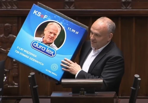 Wielkie opakowanie prezerwatyw i dryfujący balon. Sejmowa akcja bielskiego posła | WIDEO