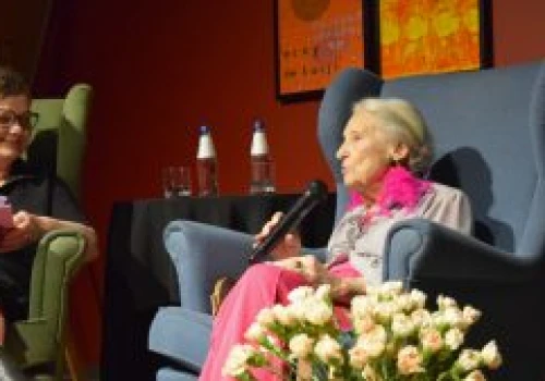 „Zawsze się jakoś otrząsnę i pójdę dalej” – Teresa Godlewska w Miejskiej Galerii Sztuki!