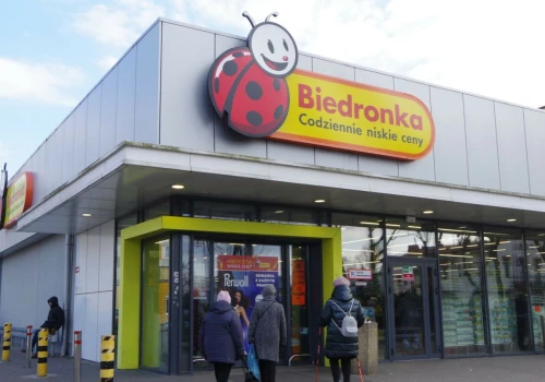 Taka promocja w Biedronce to dziś rzadkość. Klienci już sprawdzają półki z kawą, rabaty do 75%