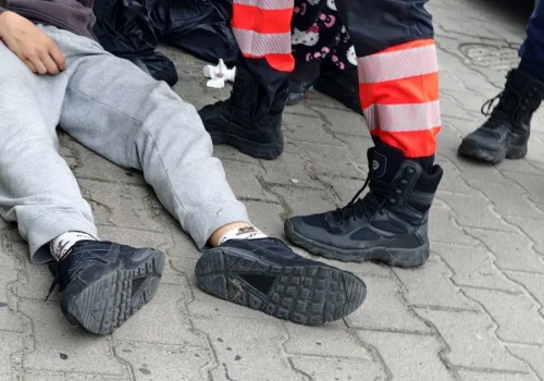 Oj bolało. Nastolatkowie na hulajnodze elektrycznej wjechali w samochód (ZDJĘCIA)