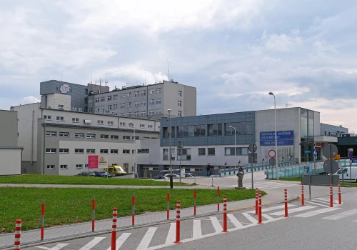 Szpitalny oddział postawiony na nogi. 15-latek „żartował” z bomby dla 100 zł