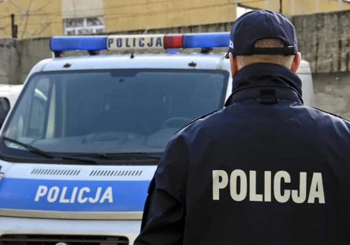 Nietypowe zachowanie mężczyzny zwróciło uwagę przechodniów. Interweniowały służby
