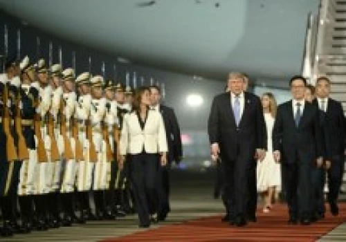 Trump wylądował w Pekinie. Pierwsza taka wizyta od 9 lat
