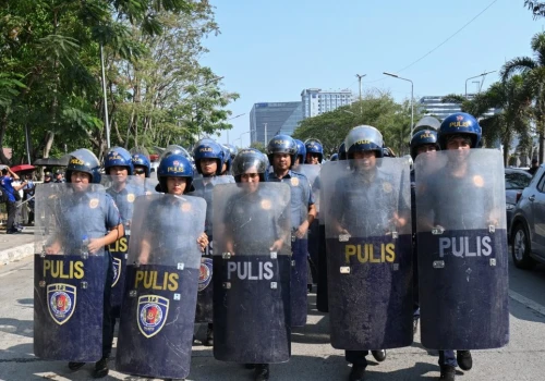 Chaos w azjatyckim kraju. W parlamencie padły strzały, na zewnątrz protesty