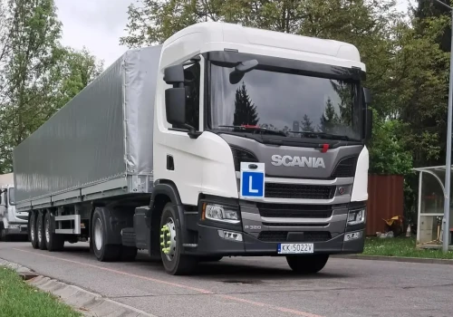 Scania P320 CP17N na egzaminy w Krakowie – nowy zestaw na kategorię C+E