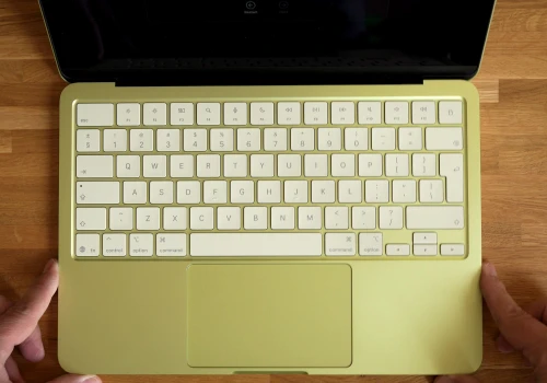 MacBook Neo wreszcie szybciej — terminy dostaw zaczynają się skracać