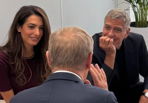 Amal i George Clooney wpatrzeni w Tuska. Zdjęcie z Impact'26 przejdzie do historii