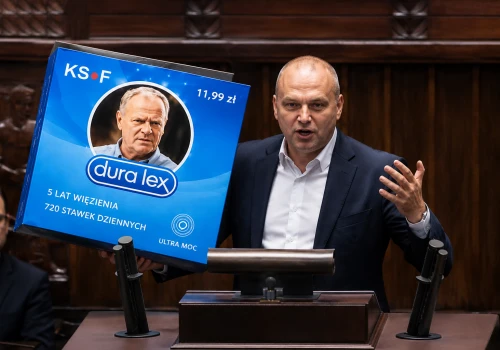 Karton „prezerwatyw” i balon w Sejmie. Poseł Konfederacji uderza w Tuska