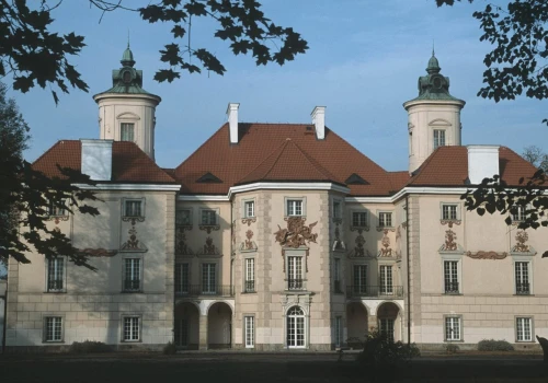 30 km od Warszawy stoi pałac z tajemnicą. Gościł elity i krył skandal. Dziś wita turystów