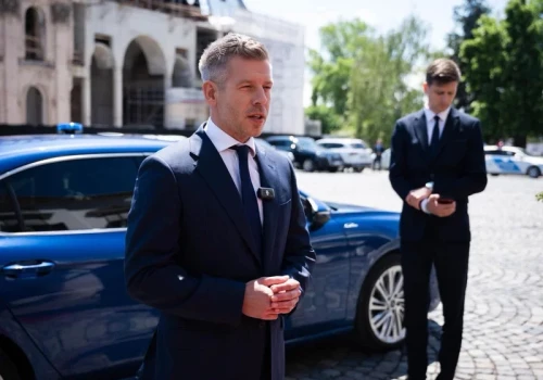 Magyar odcina się od Orbana. Koniec z kuloodpornym BMW i rezydencją