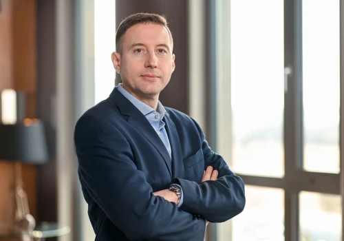 „Czekam na wysoką wycenę, a następnie mocny spadek”.  Analityk mówi, czy warto inwestować w AI