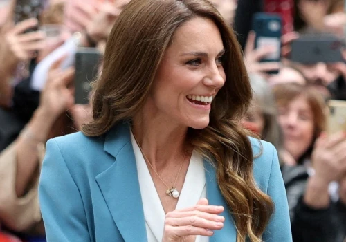 Księżna Kate w niebieskim garniturze brylowała we Włoszech. Przywitały ją tłumy