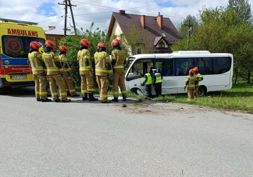 Groźny wypadek busa na Podkarpaciu. Pojazd dachował, trzy osoby w szpitalu