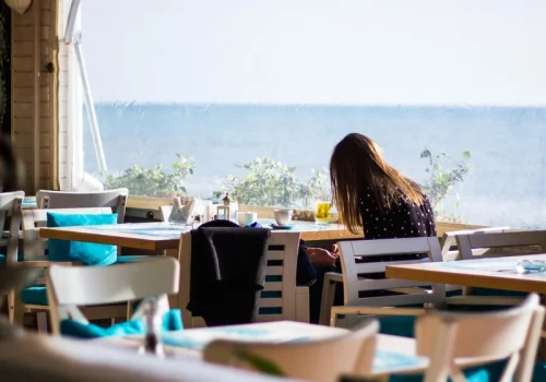 Kolejne ograniczenia w UE. Od sierpnia zakaz, który uderzy w bary i restauracje