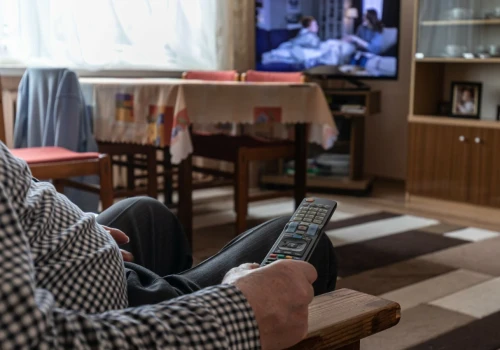 Posiadasz radio lub telewizor? Będziesz płacił więcej, waloryzacja stawek uderzy Polaków po kieszeniach
