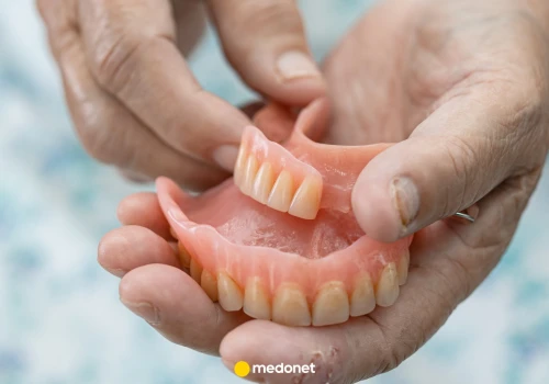 Ten nocny nawyk z protezą wciąż ma wielu fanów. Dentyści mówią: ostrożnie