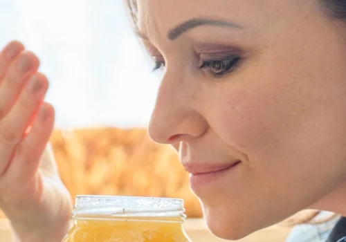 Pomaga przy męczącym kaszlu i obłędnie pachnie. Jak zrobić syrop z goździków?