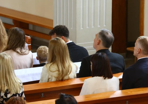 Nie praktykujesz, a zaprosili cię na komunię? Tego nie rób w kościele, bo będzie gafa