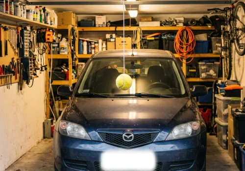 Masz ciasny garaż? Ten tani patent pomaga uniknąć kosztownych uszkodzeń