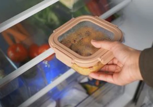 Nigdy nie zostawiaj obiadu na blacie. Bakterie mnożą się szybciej, niż myślisz