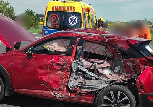 Zderzenie dwóch pojazdów na drodze krajowej w Pniewach