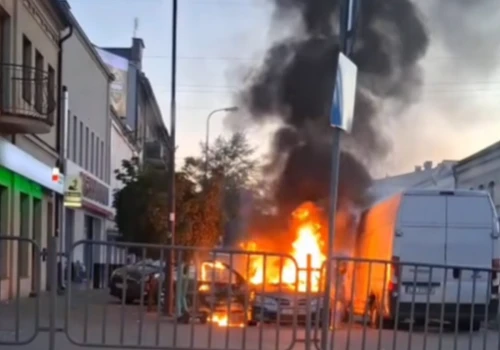 Pożar samochodu przy ul. 1 Maja w Lublinie. Ogień uszkodził też auto dostawcze