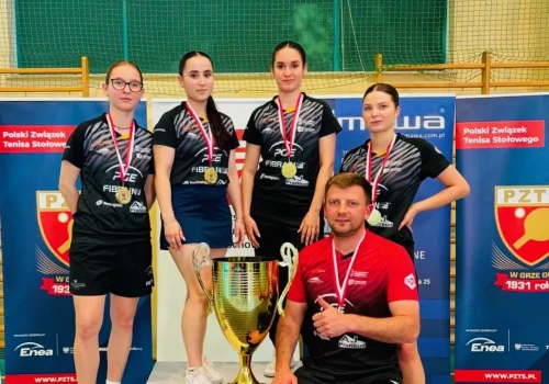 Ilona Sztwiertnia z Pucharem Polski kobiet w tenisie stołowym