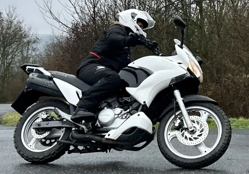 Ceny Hondy Varadero 125 odleciały. Specyficzny stan umysłu wymogiem