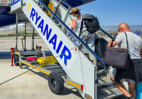 Na turystach z nadbagażem zarobią jeszcze więcej. Ryanair podnosi stawkę