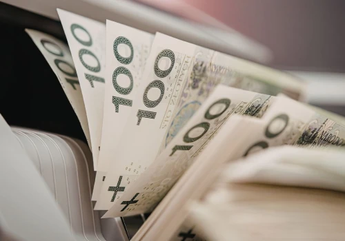 Uważaj na duże wpłaty w banku. GIIF sprawdza konta Polaków i szuka nielegalnych środków