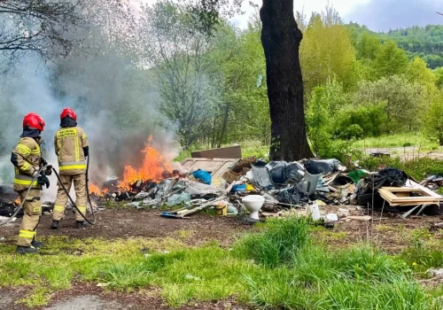 Pożar w Sobieszowie. Na miejscu pierwsi byli strażnicy miejscy