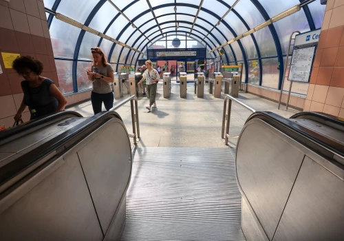Niebieskie wiaty z lat 90. przy metrze Centrum znikną. Jak będą wyglądać nowe?