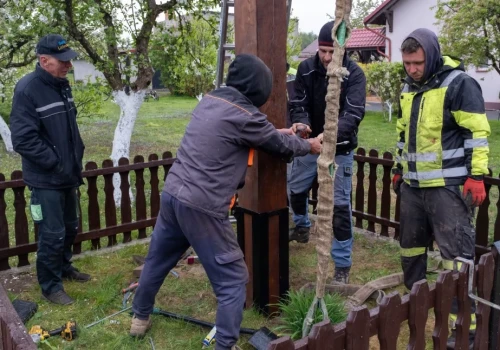 Nowy krzyż stanął w Lichnowach. Konstrukcja zastąpiła 40-letni zniszczony obiekt