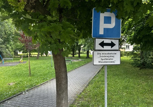 94-latka uszkodziła samochód na Leszczyńskiej. Rysowała auto sąsiada białą kredą