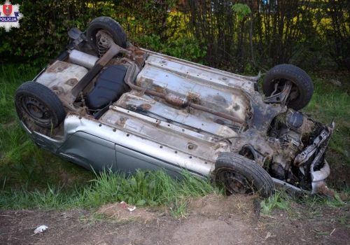 Policjanci po służbie ruszyli na ratunek. Toyota dachowała na DK17 w Chomęciskach Małych