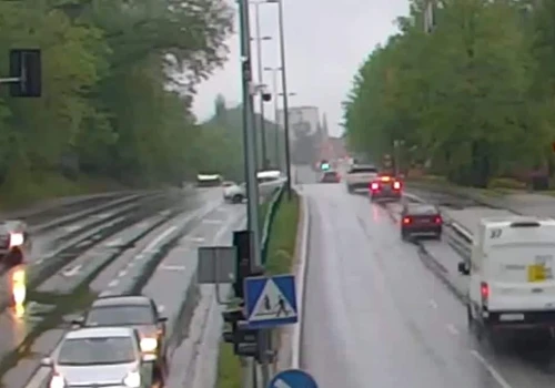 Spektakularnie rozbił auto o barierki na Warszawskiej w Olsztynie. Uciekł z miejsca kolizji