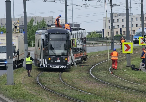 Tramwaj wykoleił się na zjeździe z Mostu Kotlarskiego. Złamany pantograf i duże utrudnienia w Krakowie