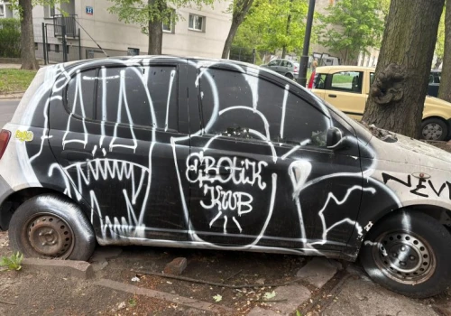 Kolejny porzucony wrak na łódzkiej ulicy. Stoi na miejscu objętym płatnym parkowaniem