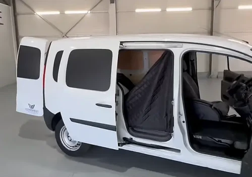 Kangoo z namiotem przy składanym fotelu – kolejny pomysł na uniknięcie tacho