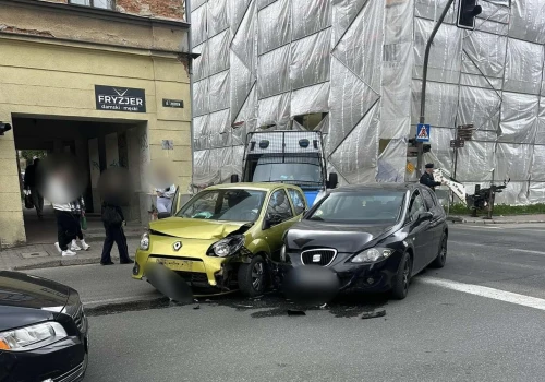 Groźnie wyglądająca kraksa w centrum. Zderzyły się dwa auta, uszkodzony został także trzeci pojazd